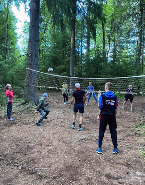 Волейбол в лесу